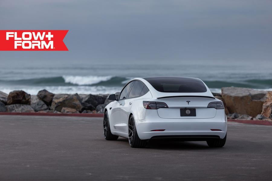  Tesla Model 3 on HRE Wheels (FF01) 2018 года  (фото 4 из 12)